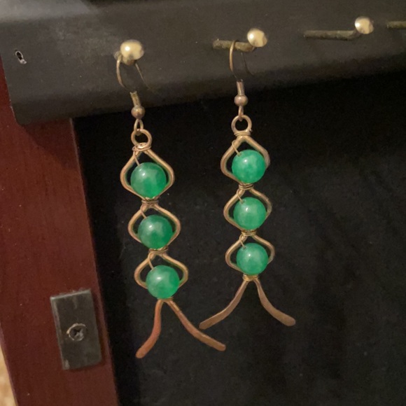 Green and gold vintage dangle earrings - Picture 2 of 2